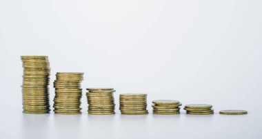 Beyaz arka planda para yığınları. Enflasyon kavramı. Para kavramı..