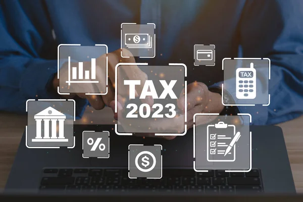 Vergi 2023 Konsepti Adamı Bireysel Gelir Vergi Iadesi Formunu Doldurmak — Stok fotoğraf