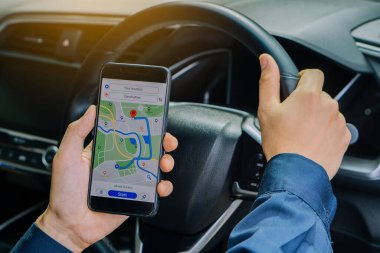 Man Hand 'in Yakın Çekimi Akıllı Telefon uygulaması ile GPS İçerideki Arabada Navigasyon Kullanıyor.