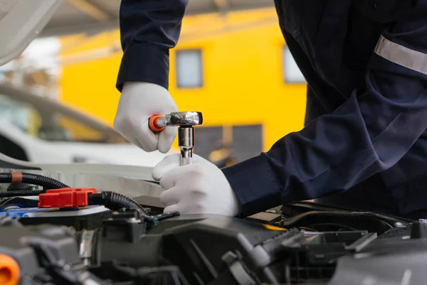 Mechanic Man Working Onsite Service Engine Car Car Service Maintenance — Foto Stock