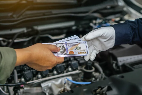 Mechanic Man Takes Cash Payment Customer Finish Checking Car System — Stok fotoğraf