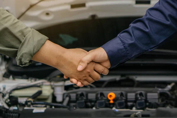 Mechanic Shaking Hands Customer Finish Checking Car System Professional Service — Stok fotoğraf