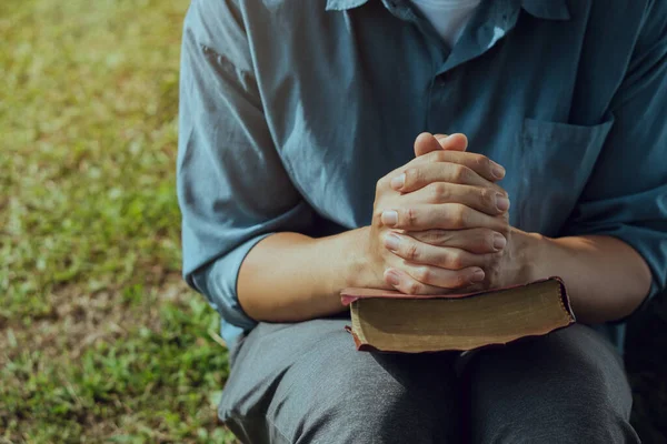 Young Prayer Sitting Outdoor Reading Bible Worship God Garden Nature — Stock Fotó