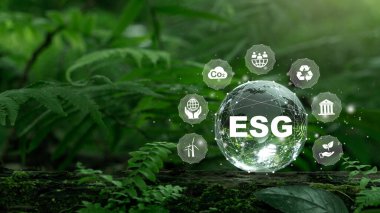 Ağ bağlantısında sürdürülebilir ve etik sektörde çevre, sosyal ve yönetim için tkristal küreye ilişkin ESG simgesi kavramı yeşil arka planda.
