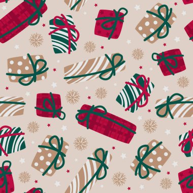 Kusursuz Noel şablonu. Düz kırmızı, yeşil, bronz, beyaz hediye kutuları, kar taneleri, bej arka planda izole edilmiş yıldızlar..