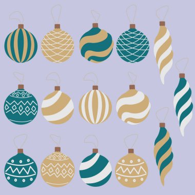 Altın, zümrüt, beyaz düz noel topları mavi arka planda izole edilmiş..