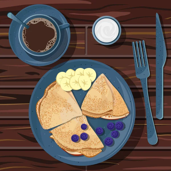 早餐的病媒图解 茶托上的咖啡 酸奶油 夹杂着香蕉和蓝莓的三角薄饼 装在木制桌子上的蓝色瓷盘上 — 图库矢量图片