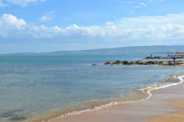 Karadeniz 'in dalgaları Kırım kıyılarındaki taşları yıkıyor.
