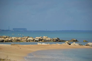 Şehrin dışındaki sahil. Bahar açık.