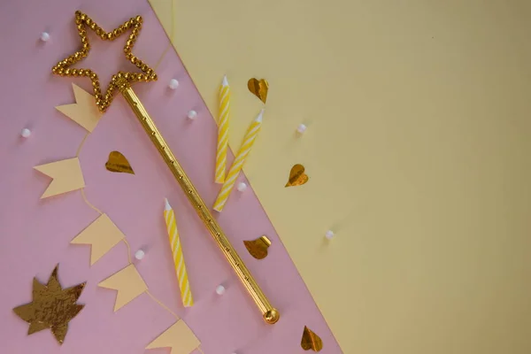 Tatil için bir kartpostal, doğum günü, parlak bir yıldız, sihirli bir değnek, narin pembe bir renk, pasta ve bayraklardaki mumlar, bayram için bir hediye, özel bir davet