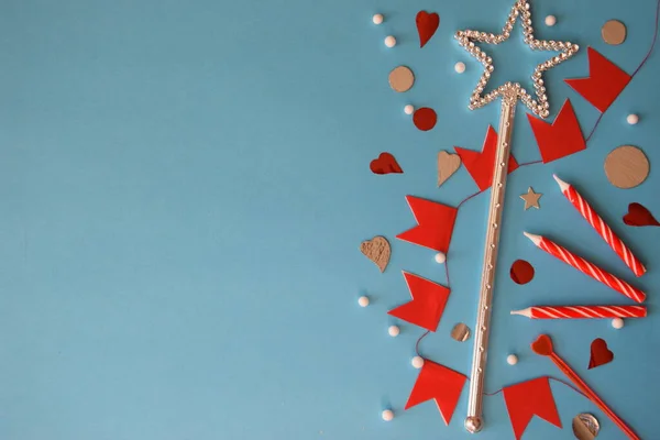 Bir kartpostal, not defteri, takvim, tatil için, doğum günü için, sihirli değnek, bir yıldız, pastadaki mumlar, bir çelenk, yıldönümü davetiyesi, parlak mavi bir arka plan, mesajın için bir yer.