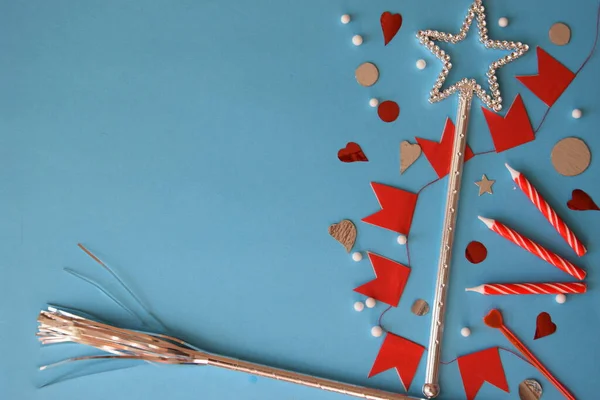 Bir kartpostal, not defteri, takvim, tatil için, doğum günü için, sihirli değnek, bir yıldız, pastadaki mumlar, bir çelenk, yıldönümü davetiyesi, parlak mavi bir arka plan, mesajın için bir yer.