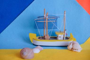 Tekne ahşap oyuncağı, Bokeh önplanı, dekorasyon, tekne, deniz kabukları, deniz manzarası, kumaş dokusu, arka plan