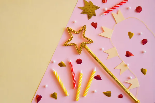 Kartpostal, davetiye, pembe zemin, sarı arka plan, tatil, mesaj yeri, pastadaki mumlar, tebrik için parlak arka plan, yıldönümü, yıldız, bayraklar