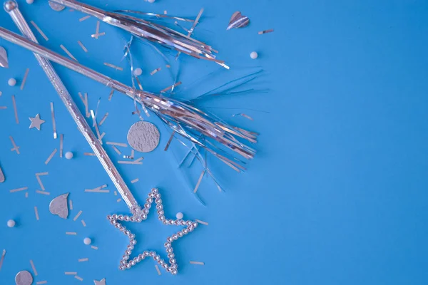 Bir kart için arka plan, bir tatil davetiyesi için, mavi arka plan, gümüş yıldız, konfeti, metin için yer