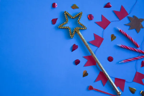 Davetiye, daire, kartpostal, mavi arka plan, tatil, mesaj yeri, pastadaki mumlar, tebrik için parlak arka plan, yıldönümü, yıldız, bayraklar, üst manzara, kutlama ögelerinin yerleşimi