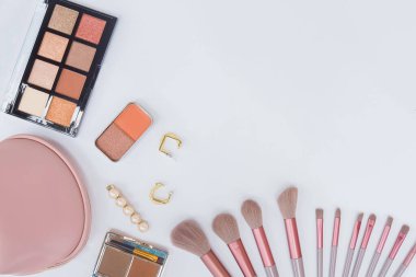 Beyaz arkaplanda makyaj malzemesi olan düz konum