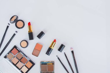 Beyaz arkaplanda makyaj malzemesi olan düz konum
