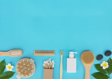 Mavi arkaplandaki spa ürünleri görünümünün tam üstünde, kopyalama alanı olan sağlık hizmeti spa kavramı