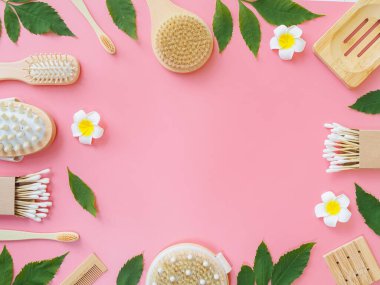 Pembe arkaplandaki spa ürünlerinin tam üstünde, fotokopi alanı ile sağlık hizmeti spa konsepti