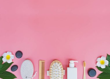 Pembe arkaplandaki spa ürünlerinin tam üstünde, fotokopi alanı ile sağlık hizmeti spa konsepti