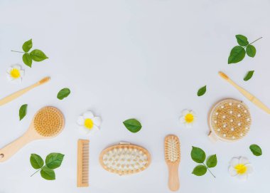 Beyaz arkaplandaki spa ürünleri görünümünün tam üstünde, kopyalama alanı olan sağlık hizmeti spa konsepti