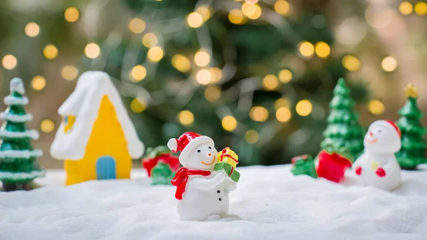 Sněhulák Lesklým Světlem Pro Vánoční Ozdoby — Stock fotografie