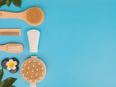 Mavi arkaplandaki spa ürünleri görünümünün tam üstünde, kopyalama alanı olan sağlık hizmeti spa kavramı