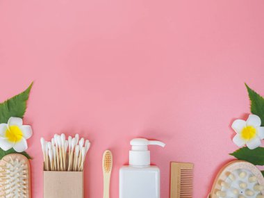 Pembe arkaplandaki spa ürünlerinin tam üstünde, fotokopi alanı ile sağlık hizmeti spa konsepti