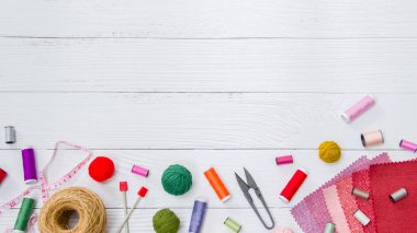 Dikiş arka planı. Eski ahşap arka planda işlemler için aksesuarlar.