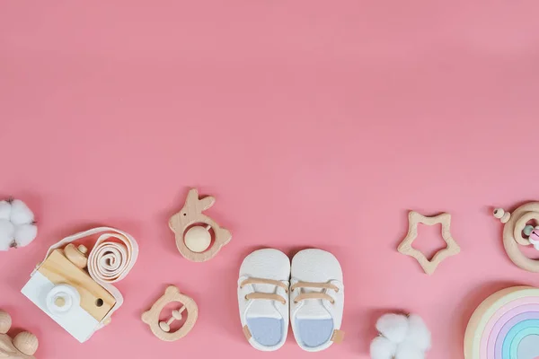 Direkt Über Baby Accessoires Auf Rosa Hintergrund Niedliches Baby Spielzeug — Stockfoto