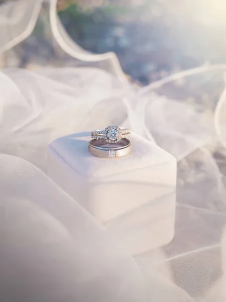 Hochzeitszubehör Diamantene Trauringe Auf Weißem Kasten Valentinstag Und Hochzeitstag Konzept — Stockfoto