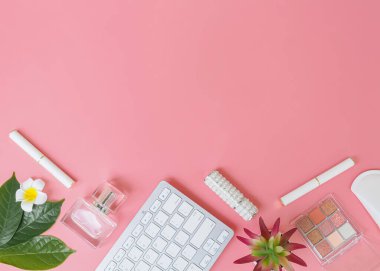 Pembe arka planda klavyesi olan ofis masasının tam üstünde.