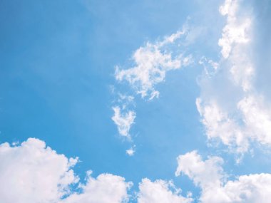 Doğa arka planı için beyaz bulutlu mavi gökyüzü