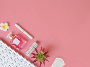 Pembe arka planda klavyesi olan ofis masasının tam üstünde.