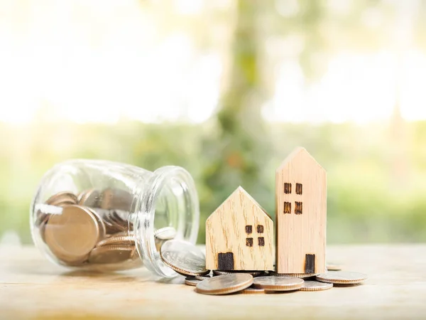 微型住宅上的硬币堆叠投资的财产概念 存钱买房子 — 图库照片