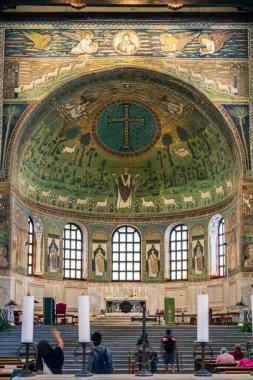Sant 'Apollinare Bazilikası' nın Classe 'deki değerli Bizans mozaiği. Sant' Apollinare 'i, Tanrı' nın çarmıhı altında sadık olan cemaati tarafından yeniden üretiyor.
