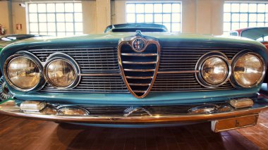 Lüks bir koleksiyoncu arabası olan Bertone tarafından tasarlanmış Alfa Romeo 'nun önü.