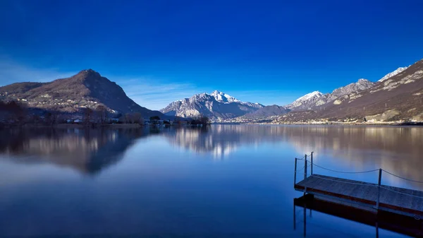 Panorama Lago Garlate Com Montanhas Cobertas Neve Belo Dia Inverno — Fotografia de Stock