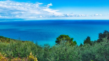 Açık bir yaz gününde, Ligurian Denizi 'nin bir körfezi üzerinde muhteşem bir manzara.