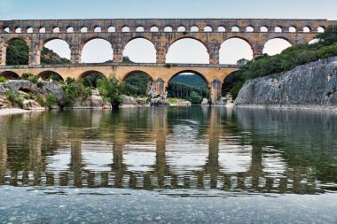 Bin yıllık Roma köprüsü ve su kemeri Gard Nehri 'ne yansıyor.