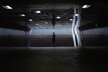 Bir yeraltı geçidinde yansıma