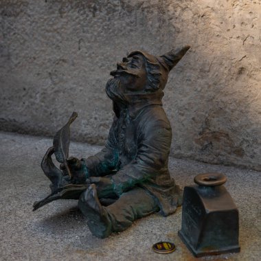 Polonya 'nın Wroclaw kenti ve onun ayırt edici özellikleri. Bir cüce parşömen üzerine bir kalemle yazar.