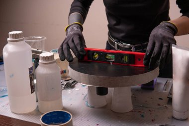 Epoksi reçine. Bir sanatçının tablosunu yapmak için yaratıcı bir hobi. Sıvı reçine sahtesi. Taş tahtada deniz taklidi.