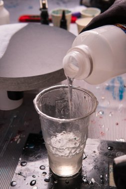 Epoksi reçine. Bir sanatçının tablosunu yapmak için yaratıcı bir hobi. Sıvı reçine sahtesi. Taş tahtada deniz taklidi.