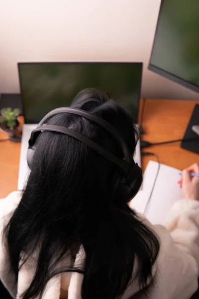 家庭での眼鏡学習におけるリアビューの女性のフリーランサー モニター上の緑の画面を持つラップトップコンピュータを使用して コンセプトリモートワーク フリーランス ノートパソコンやネットブックで作業 — ストック写真