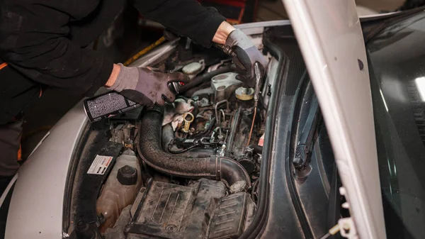 Mécanicien Automobile Travaille Sous Capot Une Voiture Dans Une Station — Photo