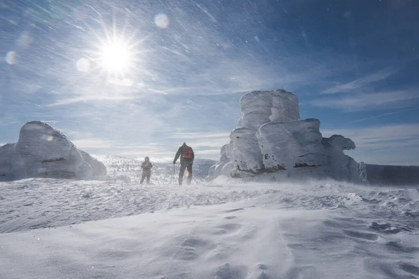 Yürüyüşçü kadın dikilip dijital aynasız kamera kullanarak fotoğraf çekiyor. Kış manzarasına hayran kalıyor. Kışın mutlu turist kadın. High Tatras, 1987 'de deniz seviyesinden yüksekmiş. Polonya, Slovakya