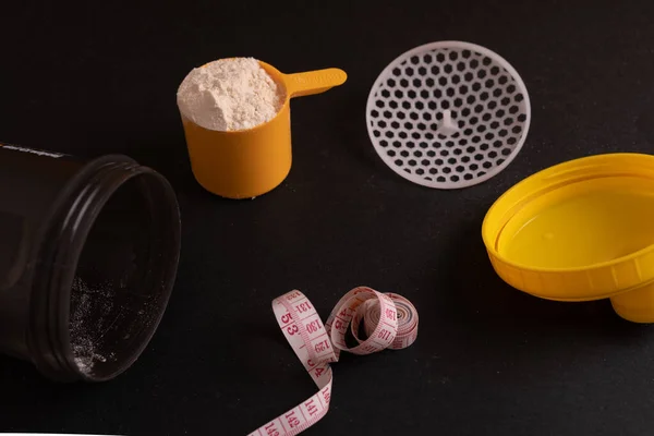 Siyah arka plan görüntüsünde bir kepçe kazananın bir parçası. Kilo almak için beyaz protein ve karbonhidrat