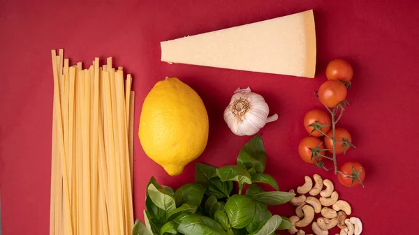 Makarna pesto. Fesleğenli, parmesanlı, fındıklı ve zeytinyağlı yeşil vejetaryen soslu pesto. Akdeniz geleneksel makarnası